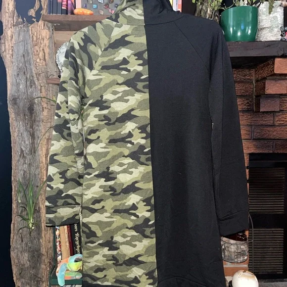 No Boundaries Black and Gray Sweatshirt - Picture 4 of 7